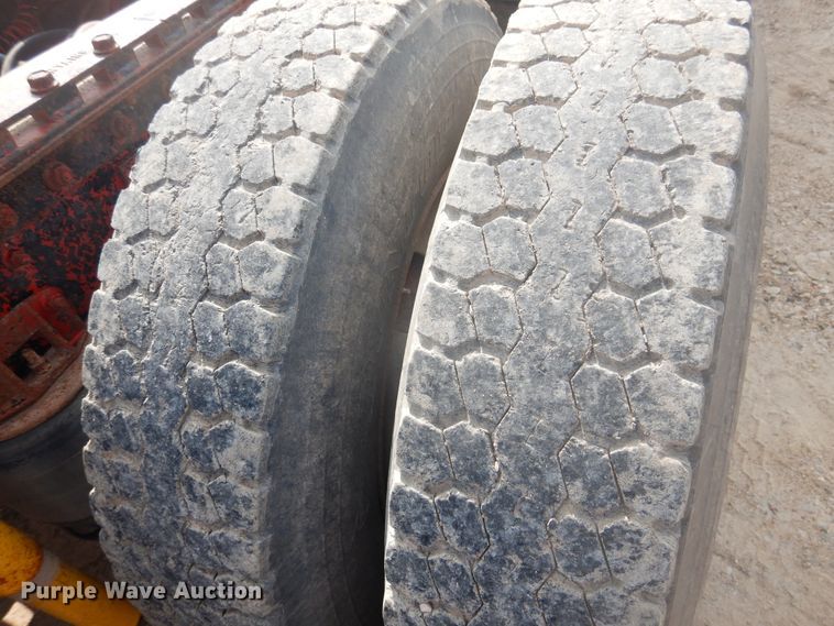 image for item DD0368 1989 International 9800  semi truck