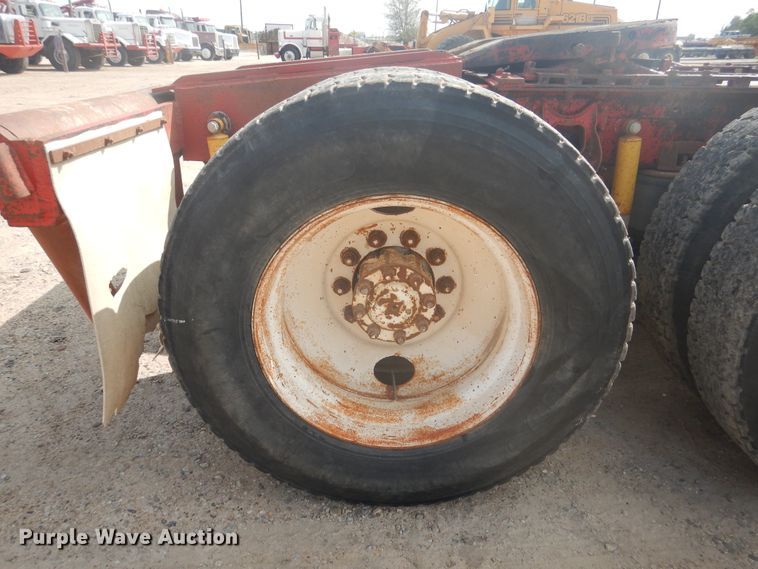 image for item DD0368 1989 International 9800  semi truck