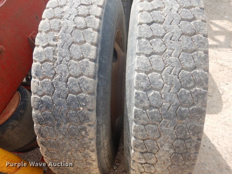 image for item DD0368 1989 International 9800  semi truck