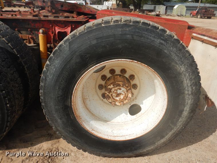 image for item DD0368 1989 International 9800  semi truck