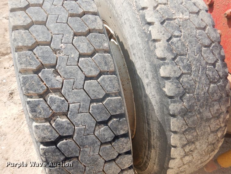 image for item DD0368 1989 International 9800  semi truck