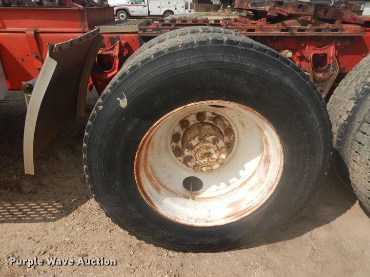 image for item DD0368 1989 International 9800  semi truck