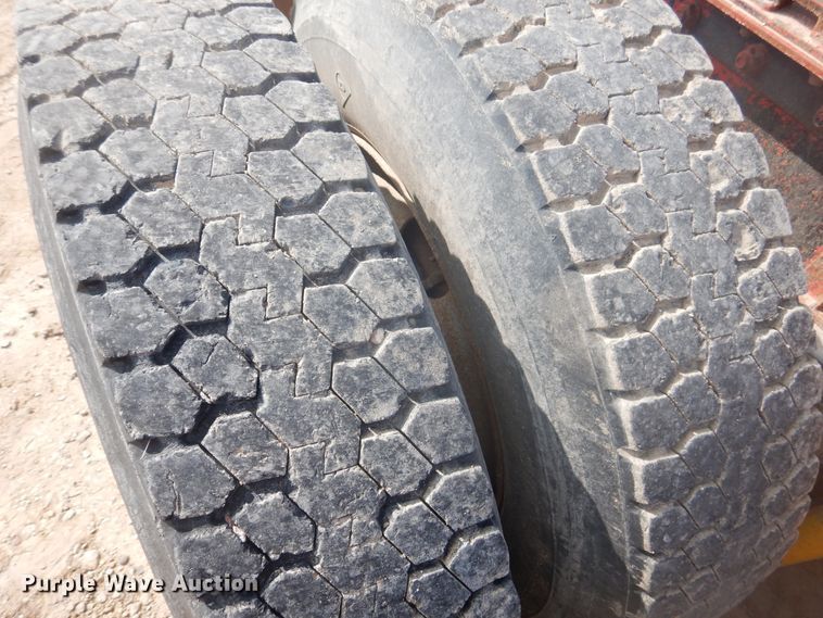 image for item DD0368 1989 International 9800  semi truck