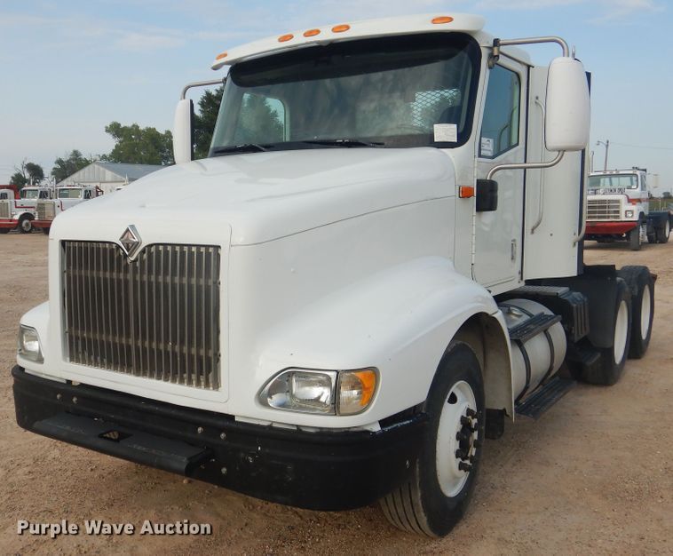 image for item DD0369 2000 International 9100i  semi truck