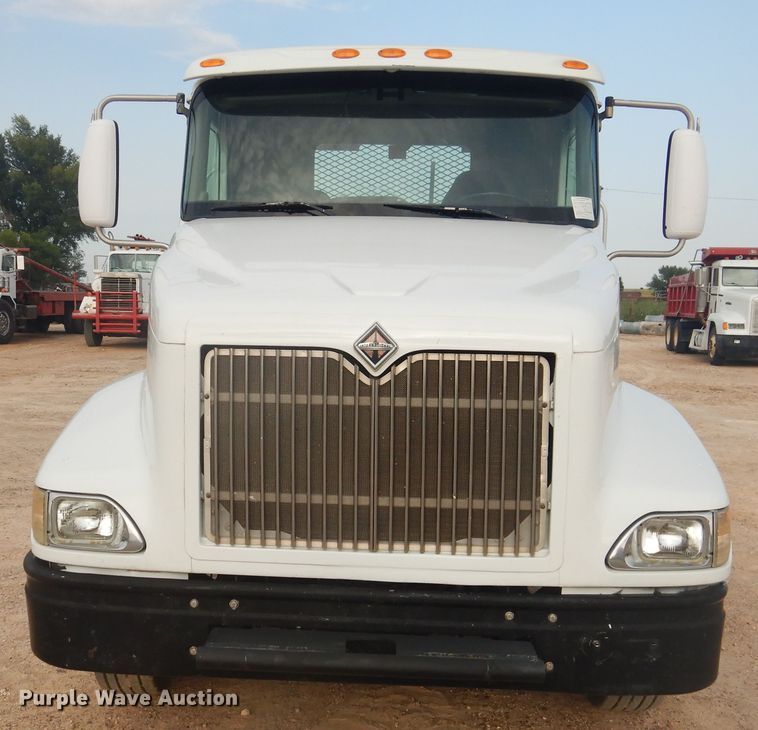 image for item DD0369 2000 International 9100i  semi truck