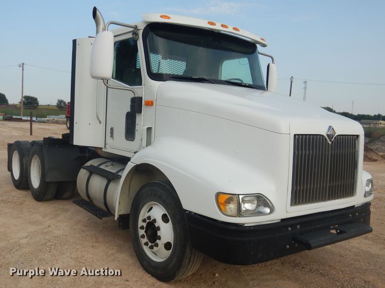 image for item DD0369 2000 International 9100i  semi truck