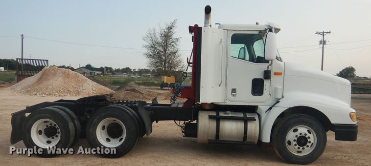 image for item DD0369 2000 International 9100i  semi truck