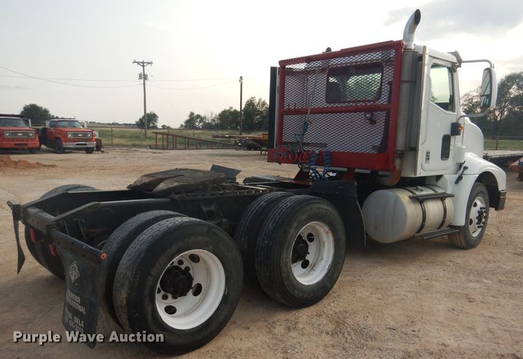 image for item DD0369 2000 International 9100i  semi truck