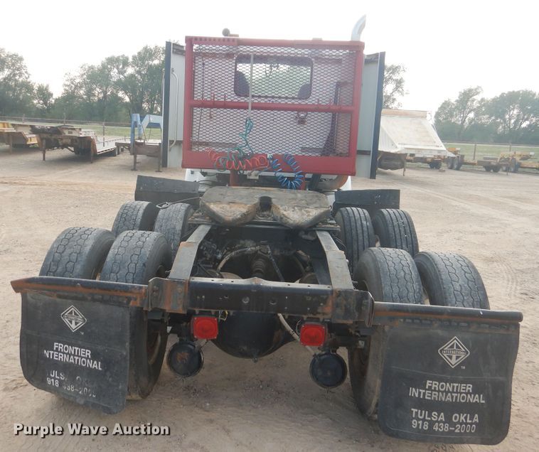 image for item DD0369 2000 International 9100i  semi truck