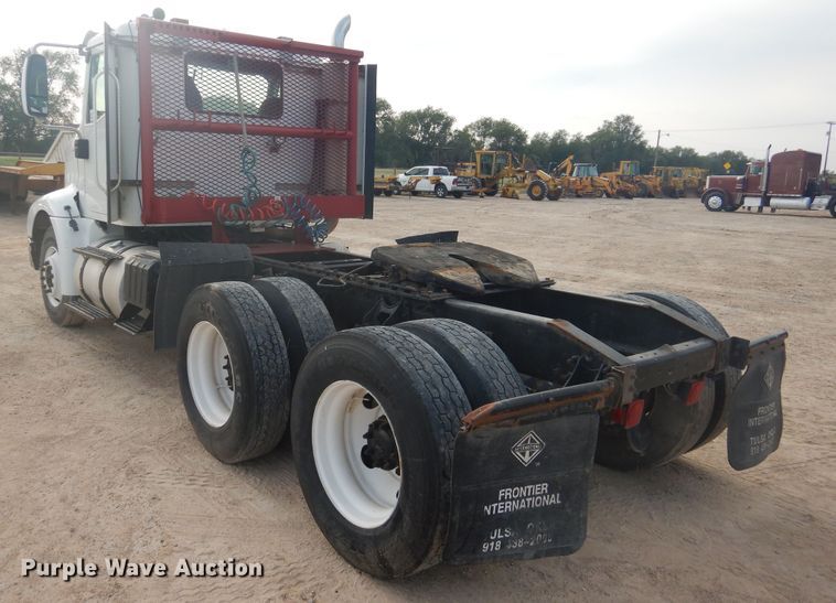 image for item DD0369 2000 International 9100i  semi truck