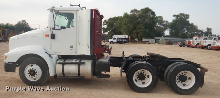 image for item DD0369 2000 International 9100i  semi truck