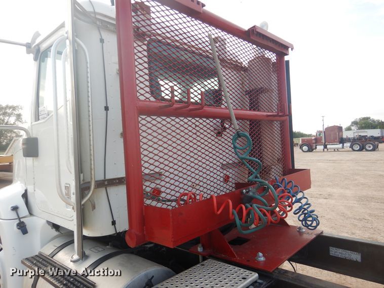 image for item DD0369 2000 International 9100i  semi truck