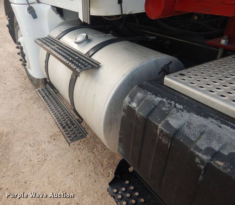 image for item DD0369 2000 International 9100i  semi truck