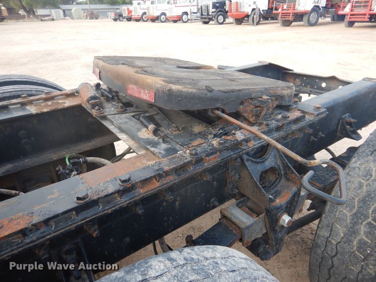 image for item DD0369 2000 International 9100i  semi truck