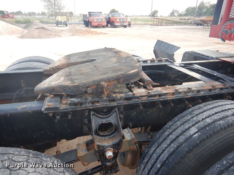 image for item DD0369 2000 International 9100i  semi truck