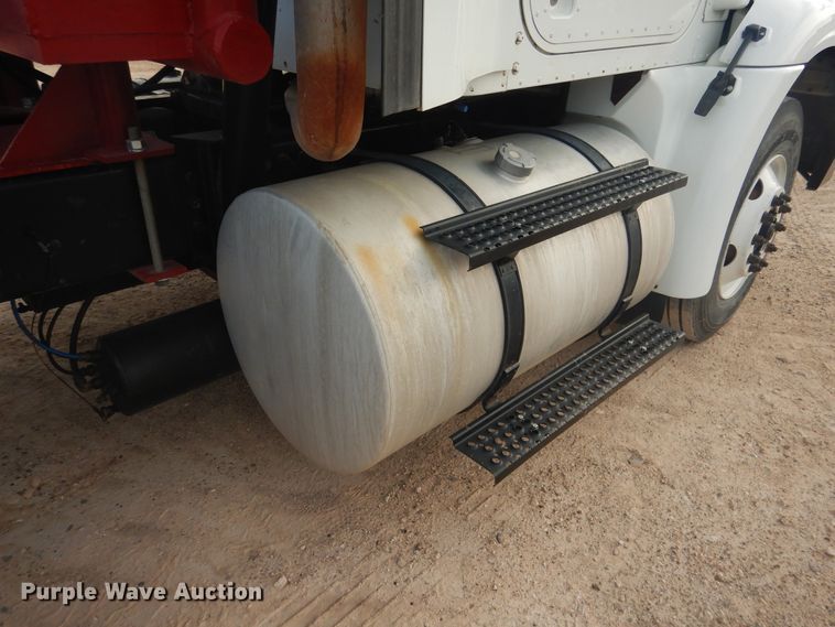 image for item DD0369 2000 International 9100i  semi truck