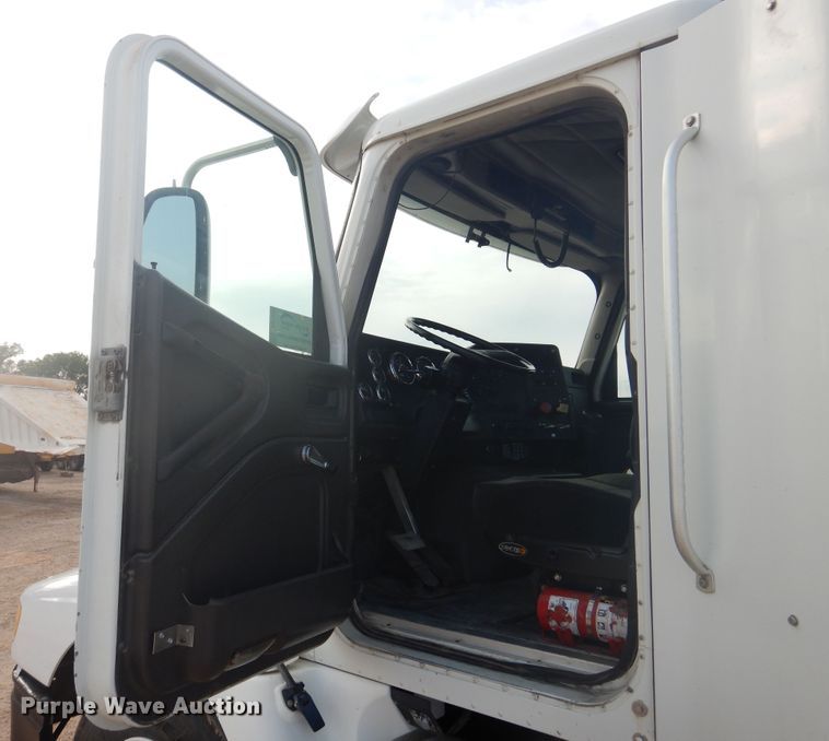 image for item DD0369 2000 International 9100i  semi truck