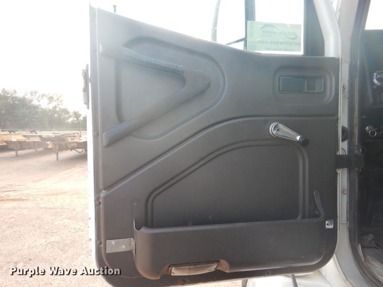 image for item DD0369 2000 International 9100i  semi truck