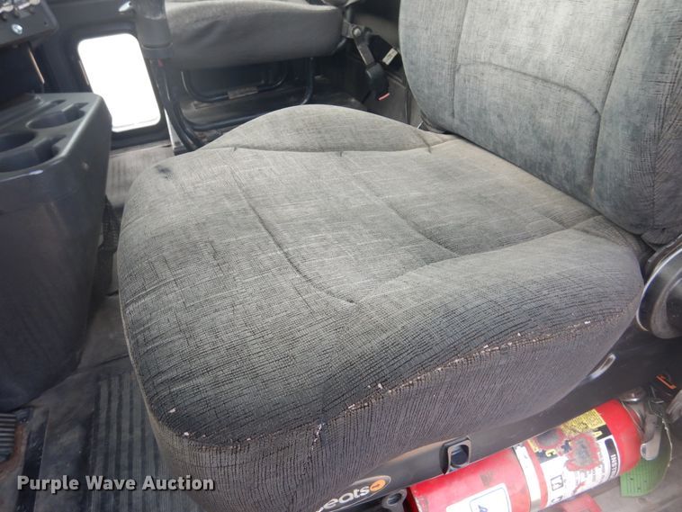 image for item DD0369 2000 International 9100i  semi truck