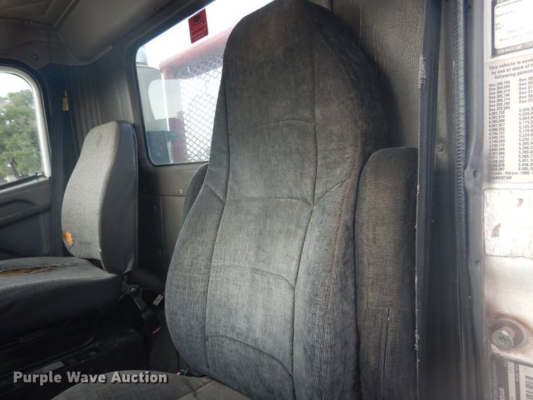 image for item DD0369 2000 International 9100i  semi truck