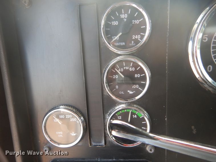 image for item DD0369 2000 International 9100i  semi truck