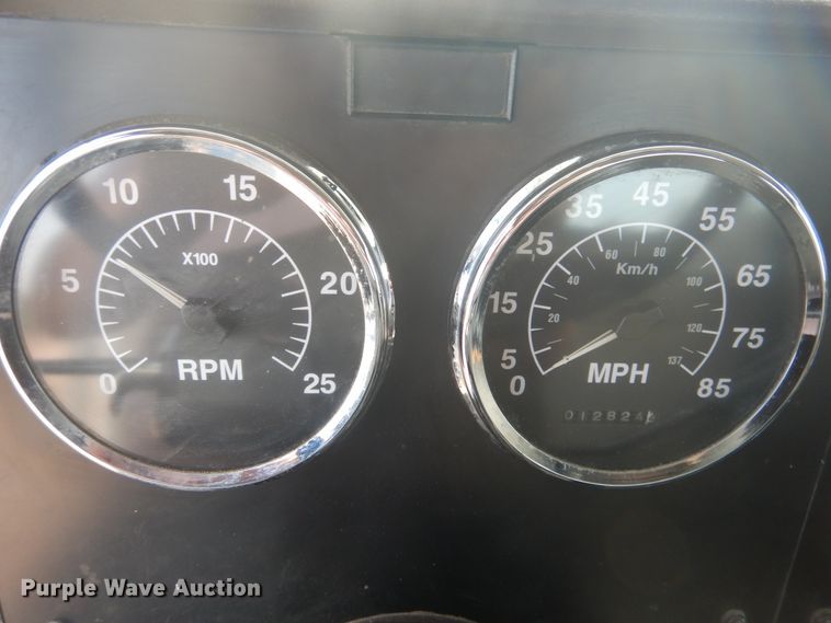 image for item DD0369 2000 International 9100i  semi truck