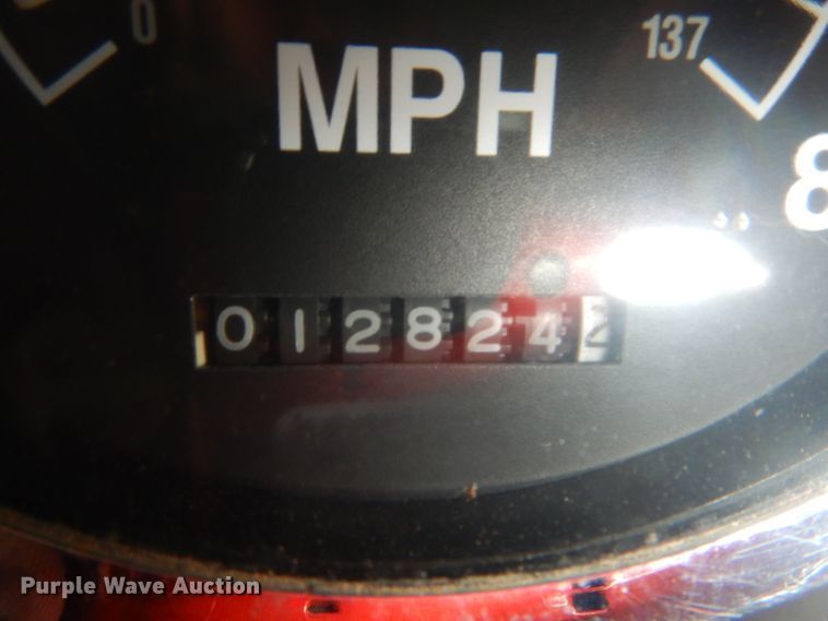 image for item DD0369 2000 International 9100i  semi truck