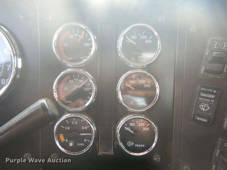 image for item DD0369 2000 International 9100i  semi truck