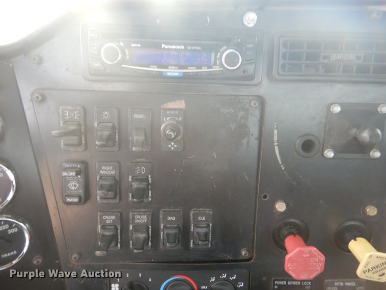 image for item DD0369 2000 International 9100i  semi truck