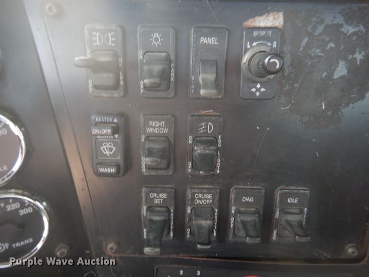 image for item DD0369 2000 International 9100i  semi truck