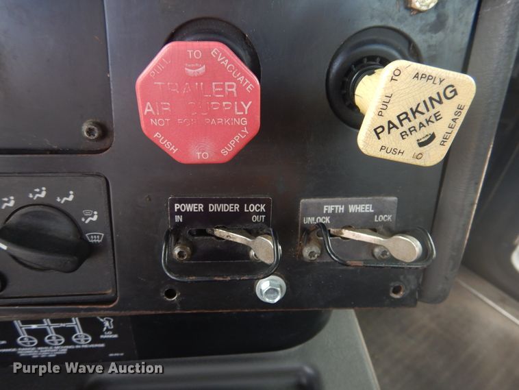 image for item DD0369 2000 International 9100i  semi truck