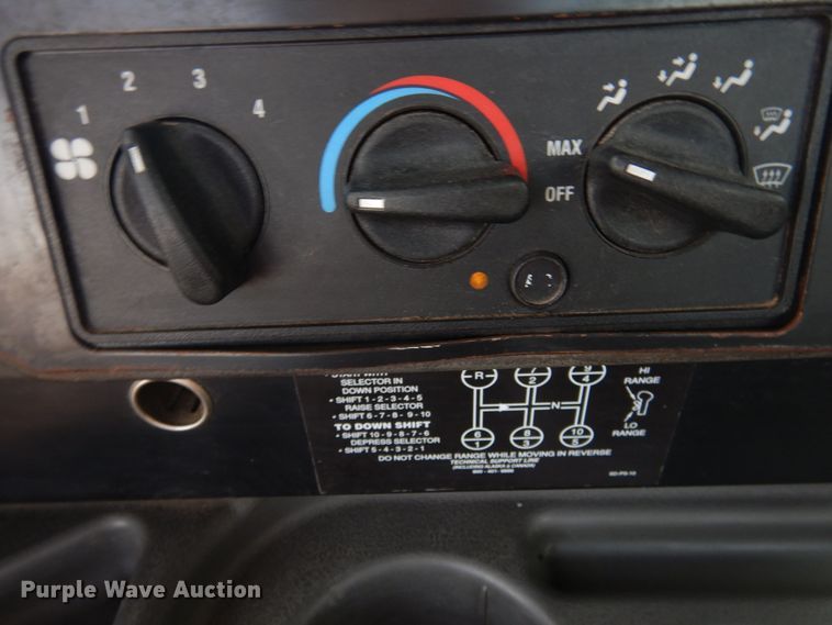 image for item DD0369 2000 International 9100i  semi truck