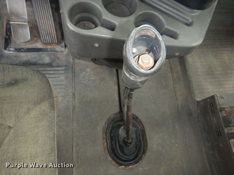 image for item DD0369 2000 International 9100i  semi truck