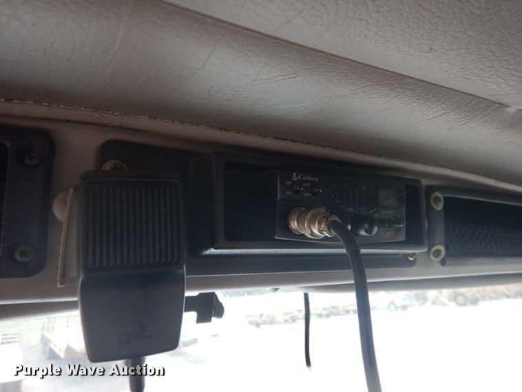 image for item DD0369 2000 International 9100i  semi truck