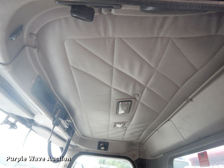 image for item DD0369 2000 International 9100i  semi truck