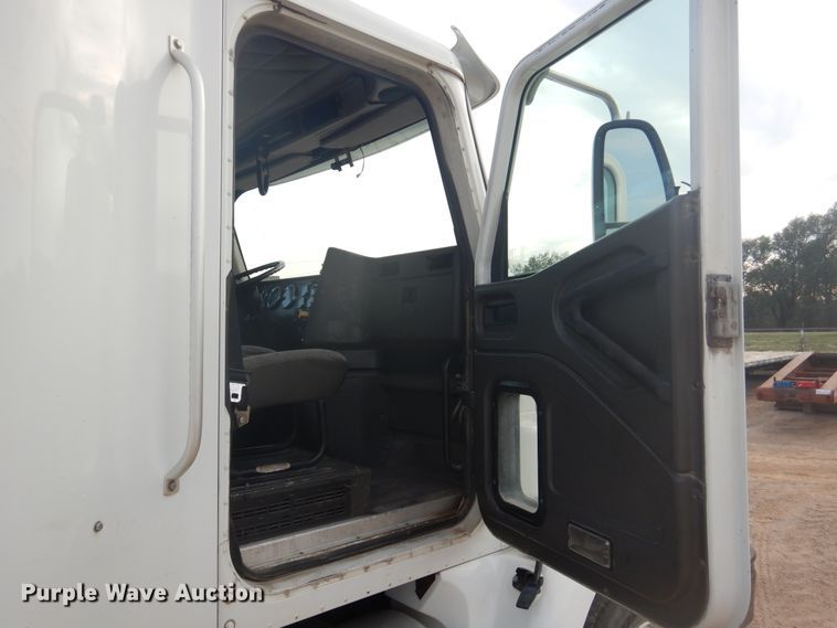 image for item DD0369 2000 International 9100i  semi truck