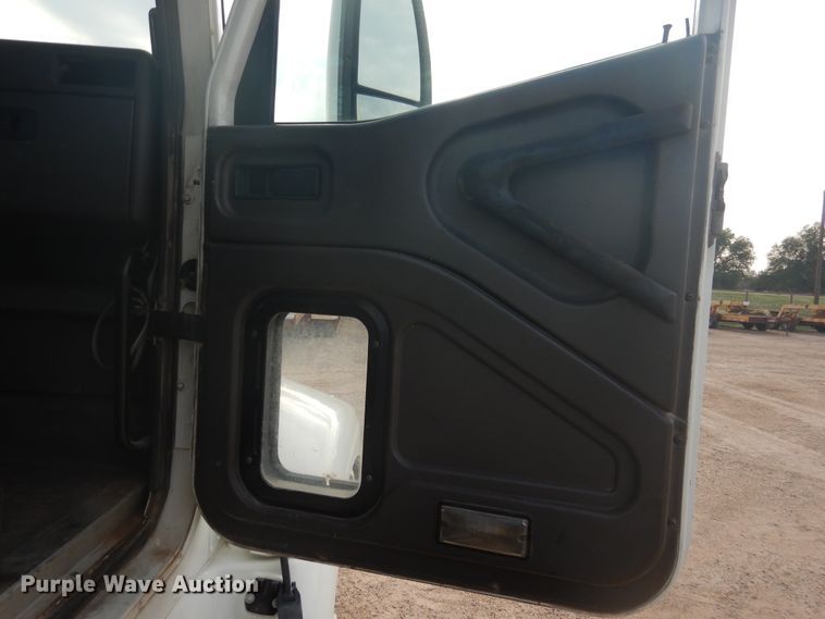 image for item DD0369 2000 International 9100i  semi truck