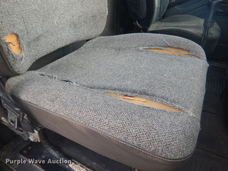 image for item DD0369 2000 International 9100i  semi truck