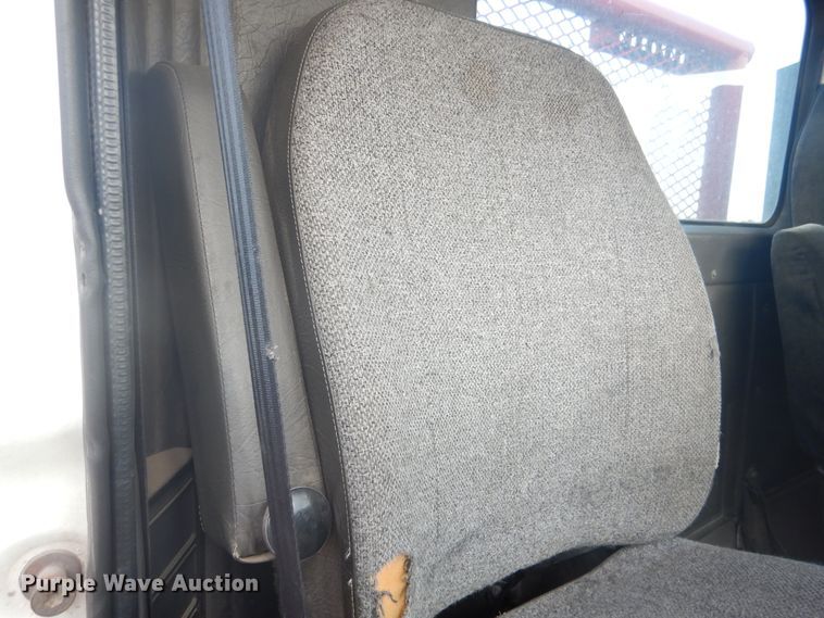 image for item DD0369 2000 International 9100i  semi truck