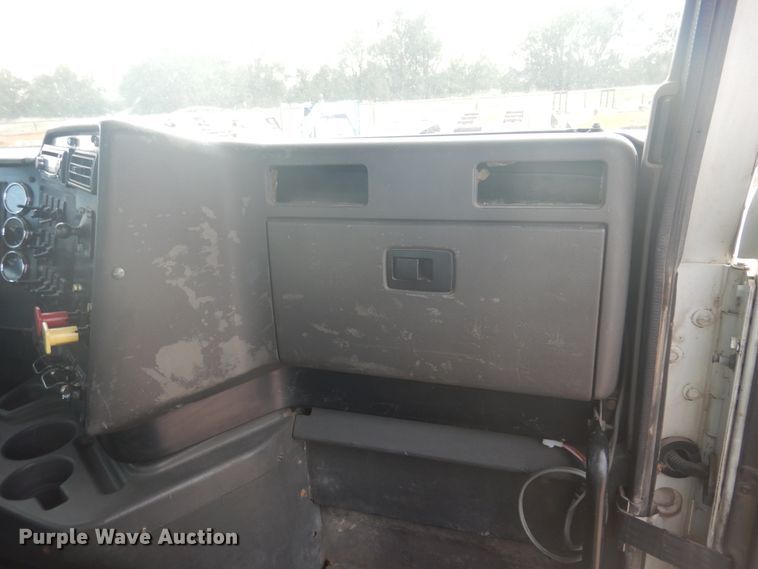 image for item DD0369 2000 International 9100i  semi truck