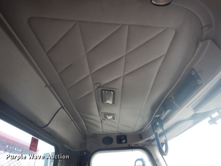 image for item DD0369 2000 International 9100i  semi truck