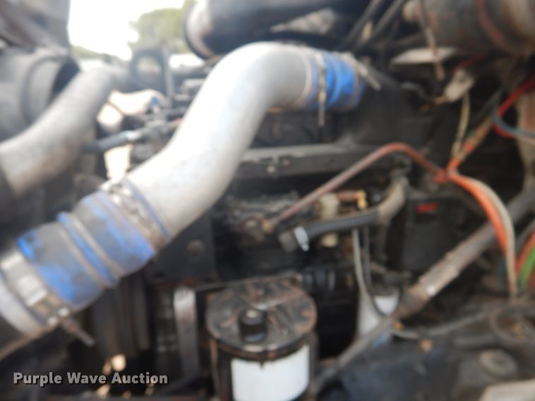 image for item DD0369 2000 International 9100i  semi truck