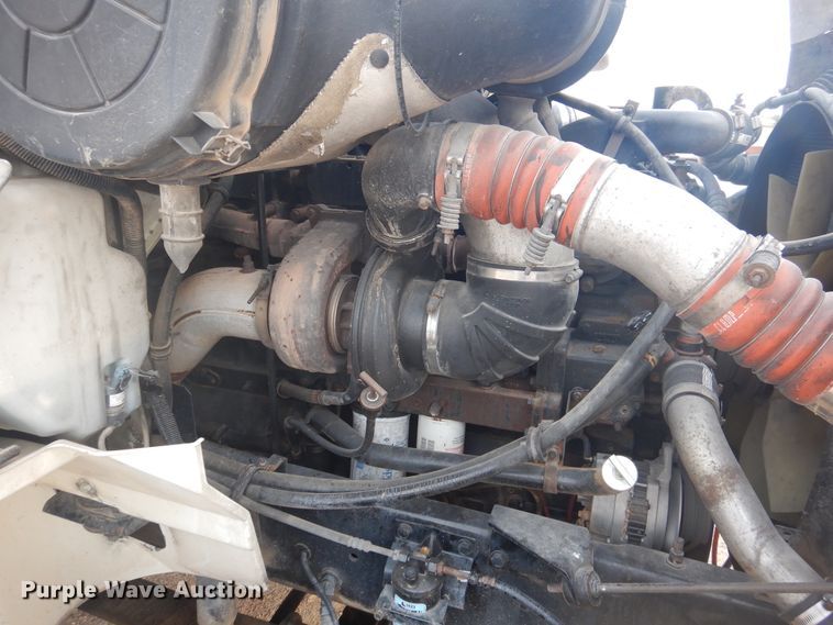 image for item DD0369 2000 International 9100i  semi truck