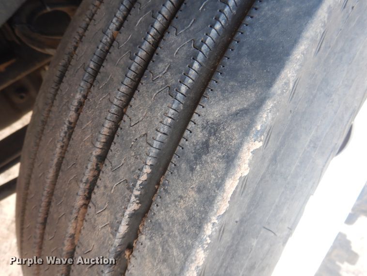 image for item DD0369 2000 International 9100i  semi truck