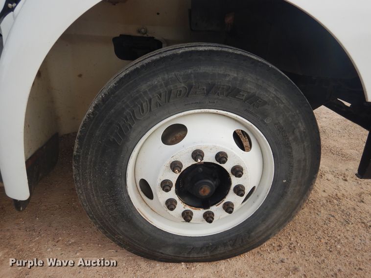 image for item DD0369 2000 International 9100i  semi truck