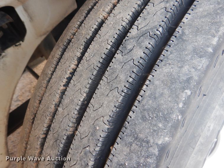 image for item DD0369 2000 International 9100i  semi truck