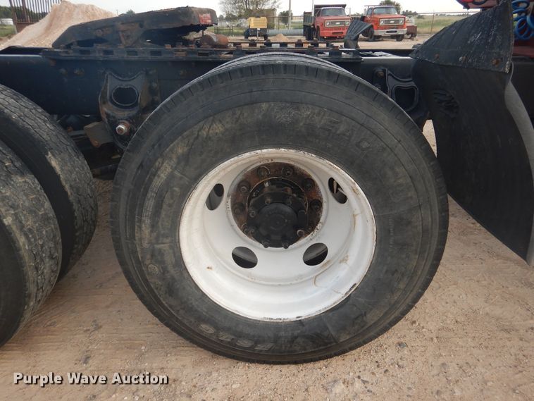 image for item DD0369 2000 International 9100i  semi truck