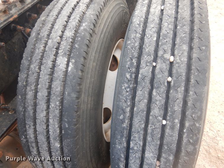 image for item DD0369 2000 International 9100i  semi truck