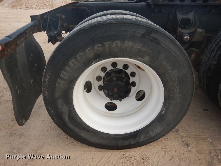 image for item DD0369 2000 International 9100i  semi truck