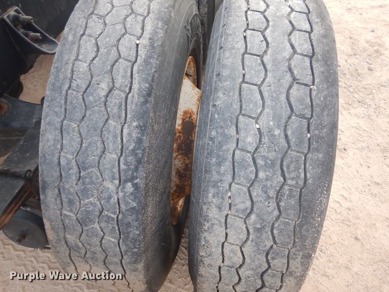 image for item DD0369 2000 International 9100i  semi truck